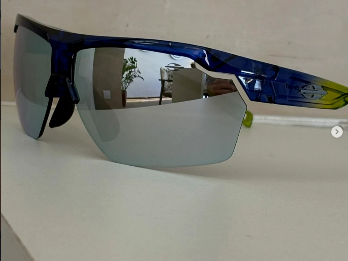 Óculos esportivo Mormaii azul e verde