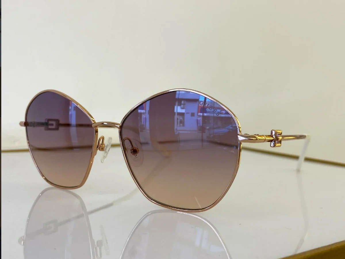 Óculos de sol dourado com lente rosé