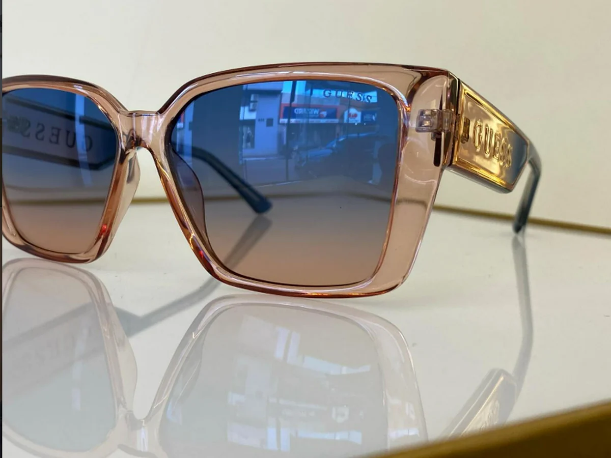 Óculos de sol Guess em tom rosé